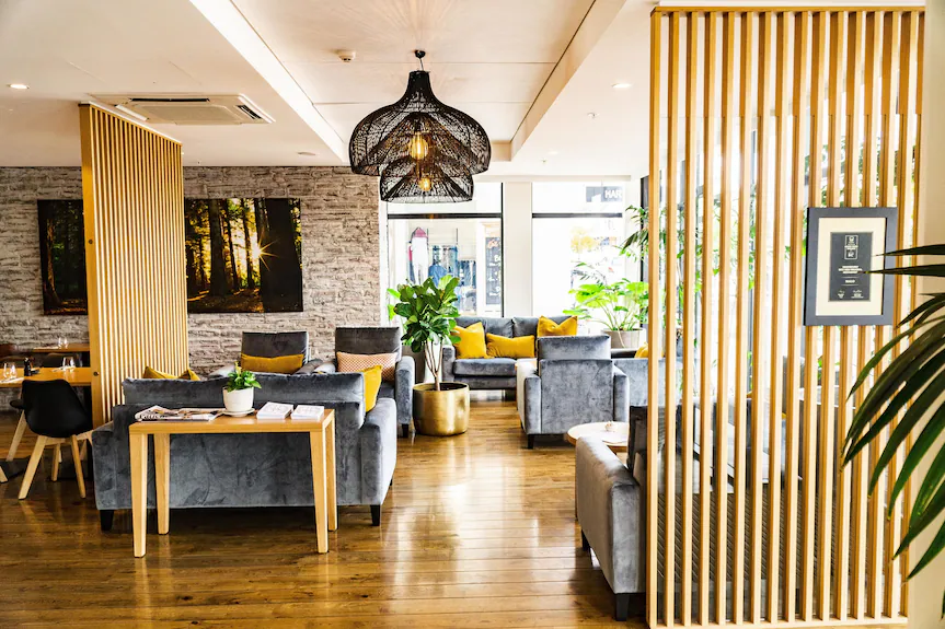 Lounge & Bar
